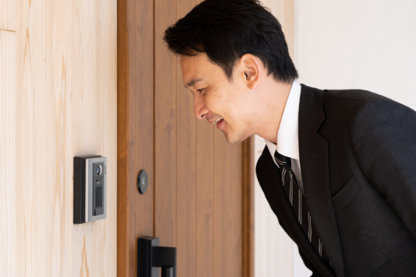 挨拶している男性