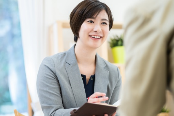 話している女性